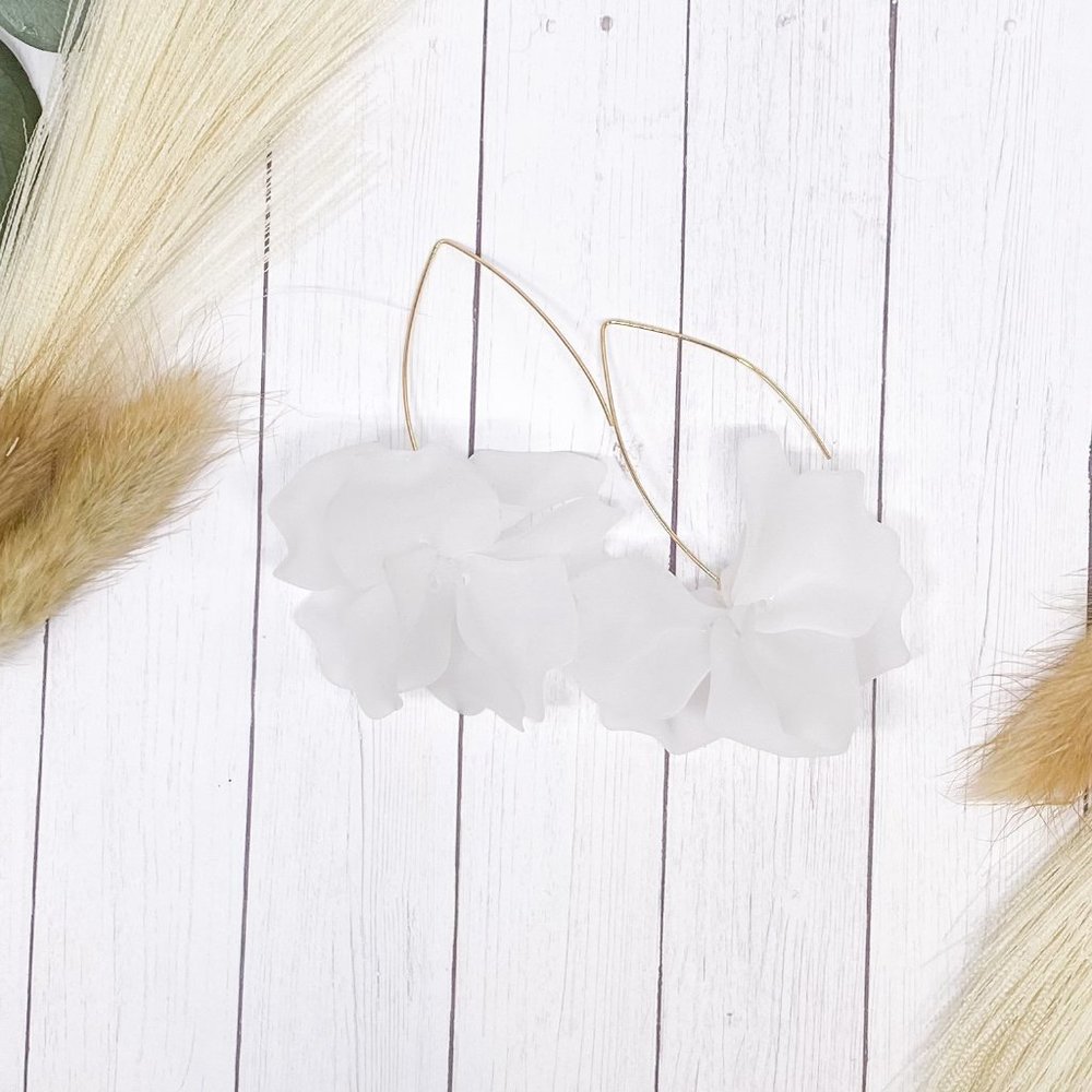 White flower dangle earrings